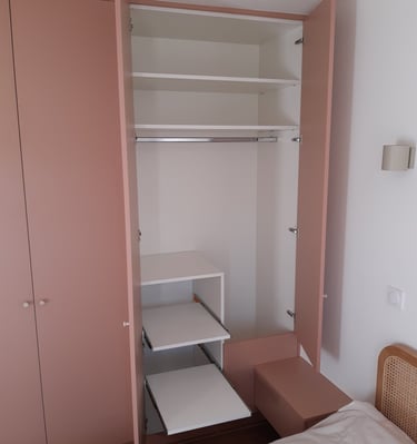 Etagères coulissantes et penderie "robes"