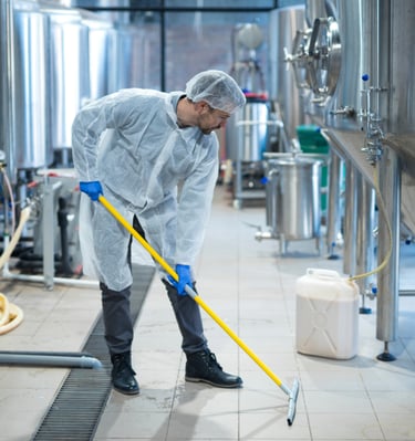 Limpieza en fábrica con silos de liquido.