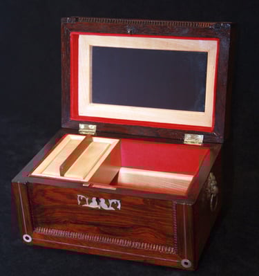 Exclusieve antieke juwelenkist in topconditie. Luxe afwerking: palissander, perelaar, parelmoer.
