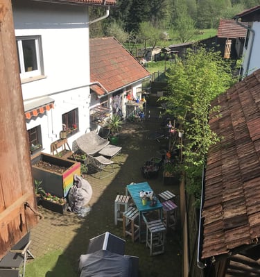 Innenhof mit Sitzmöglichkeiten und Hochbeeten