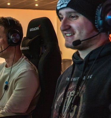 Plusieurs membres du club jouant sur des PC gaming