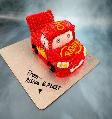 Geetika Singla decorating a fresh cake at Aliza Cook Studio