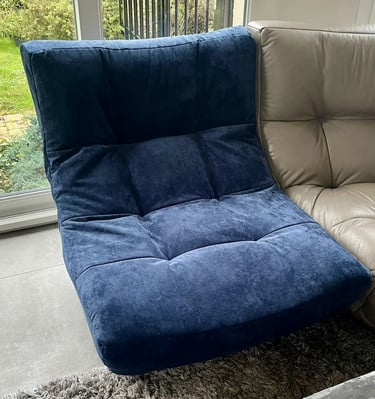 Fauteuil chauffeuse Chateau d'Ax couvert de velours bleu