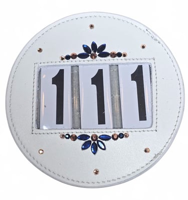 Startnummer van Moeders Mooiste Frontriemen met blauwe strass