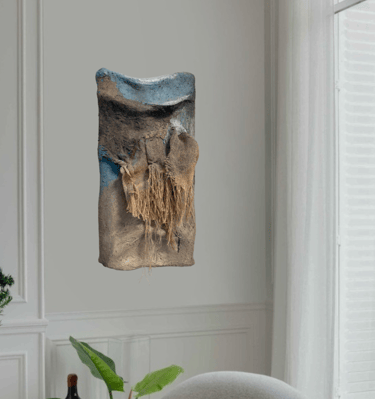 Beton og jutesæk kunstværk på væg