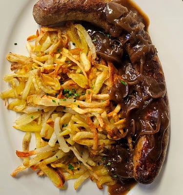 Schweinsbratwurst mit Zwiebelsosse und Rösti