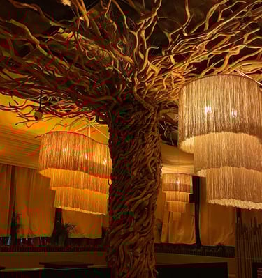 Gran arbol de raices para interiores en un antro