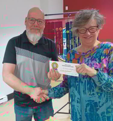 Le groupe Toastmasters Vallée-du-Richelieu félicite un membre pour sa performance.