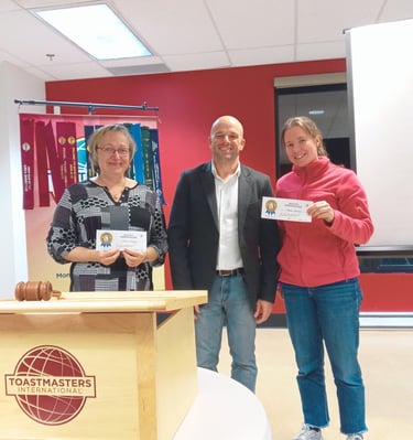 Le groupe Toastmasters Vallée-du-Richelieu félicite un membre pour sa performance.2