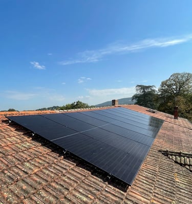 Installation de panneaux photovoltaïques réalisée par la société ALSUN ENERGY