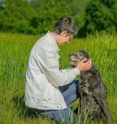 Maitre avec son chien qui le reagrde tendrement