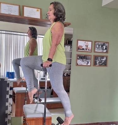 Aluna no aparelho de pilates