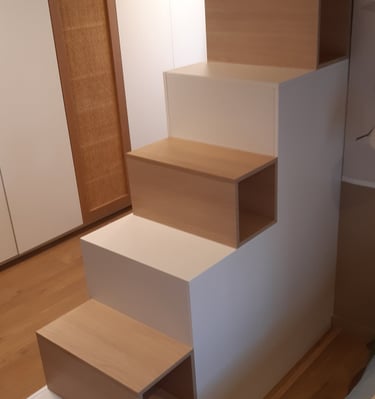 Meuble escalier sur mesure porte cannage