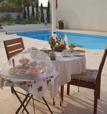 Petit déjeuner en terrasse si le temps le permet