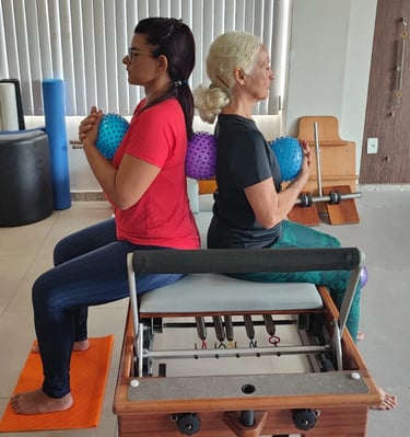 Duas alunas no aparelho de pilates