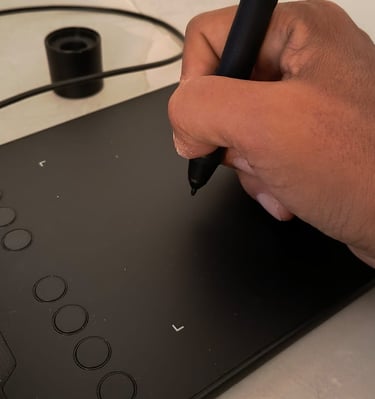 Mano sujetando una pluma grafica sobre un tableta