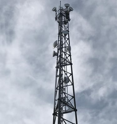 Funkmast 35 m hoch mit 13 Richtantennen in Kirchberg