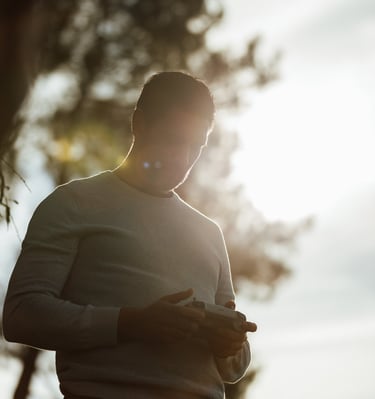 Paul CAMILLIERI pilotage d'un drone lors d'un événements entre vidéastes