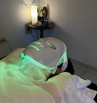 Máscara LED que potencia los beneficios de los tratamientos faciales.
