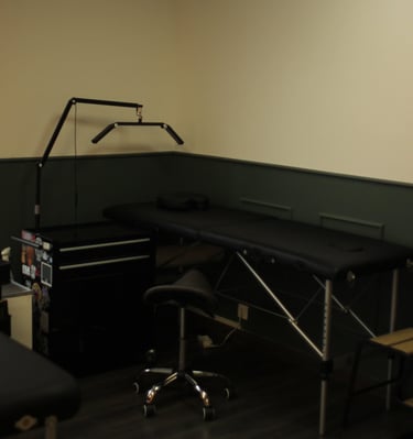 photo du salon de tatouage Les Vilaines, un poste de tattoo dans une pièce dédiée