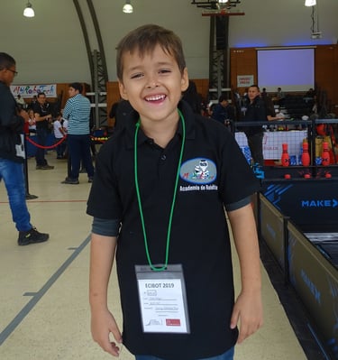 Participación de niños en evento robótico