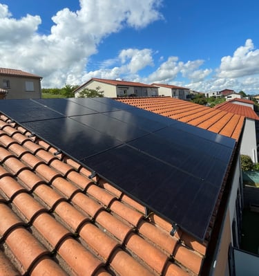 Installation de panneaux photovoltaïques réalisée par la société ALSUN ENERGY