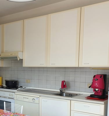 cucina attrezzata con lavastoviglie e macchina del caffè