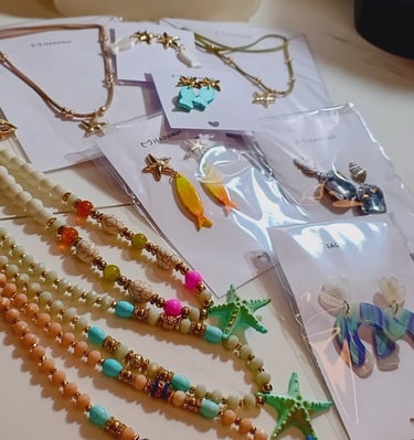 Variedad de collares y aros Mar