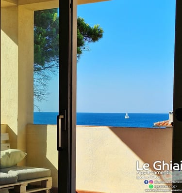 vista barca nel mare dalla terrazza