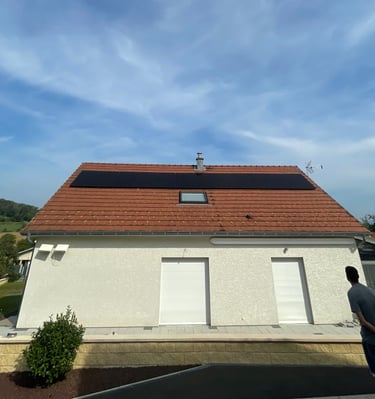 Installation de panneaux photovoltaïques réalisée par la société ALSUN ENERGY