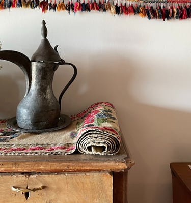 tavolo con tappeto e brocca orientale