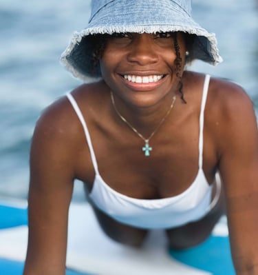 mujer en paddle board en laguna de bacalar