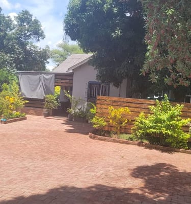 Entrance to Tabona House lodge.