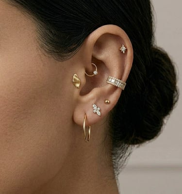 אוזן מעוצבת בסגנון יוקרתי עם עגילי חישוק מזהב, יהלומים וקאף קונץ