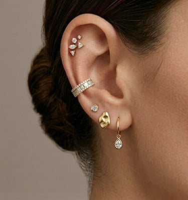 אוזן מעוצבת בסגנון יוקרתי עם תכשיטי זהב, עגילי יהלומים, קאף באגט ועגיל טיפה
