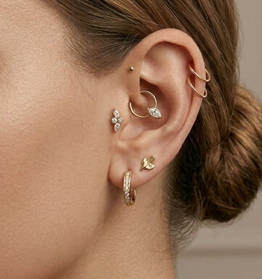 אוזן עם פירסינגים יוקרתיים מזהב ויהלומים, כולל טראגוס, דאית' ותנוך