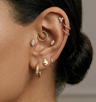 אוזן מעוצבת בסגנון יוקרתי עם עגילי חישוק מזהב, יהלומים ופירסינג הליקס