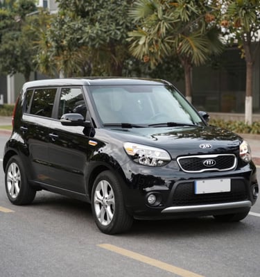 A gig worker delivering food with a bright insulated bag, stepping out of a familiadrive rental vehicle.