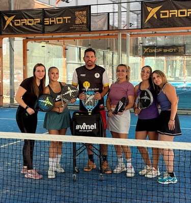 Entrenamiento de pádel para niños y adultos con instructor profesional