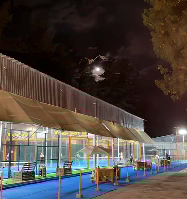 Canchas de pádel iluminadas de noche en Club Las Vizcachas