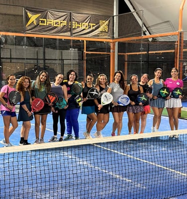 Jugadoras de pádel entrenando en club con canchas profesionales