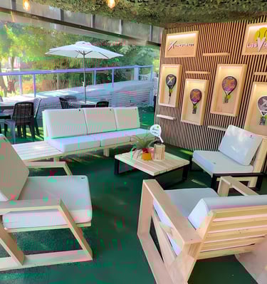 Terraza con cafetería en club de pádel con área de descanso