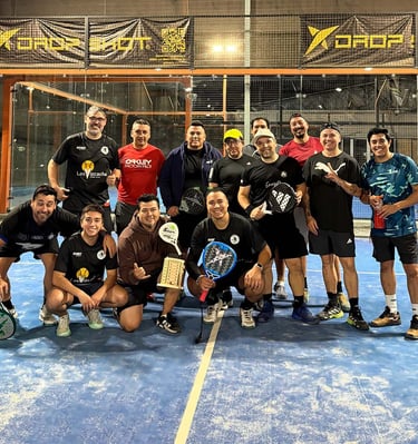 Hombres jugando pádel en cancha de club deportivo