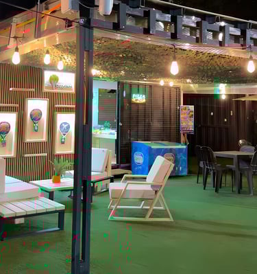 Cafetería en club de pádel con terraza y zona de descanso