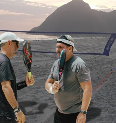 Dupla masculina de beach tennis combinando estratégias de jogo.