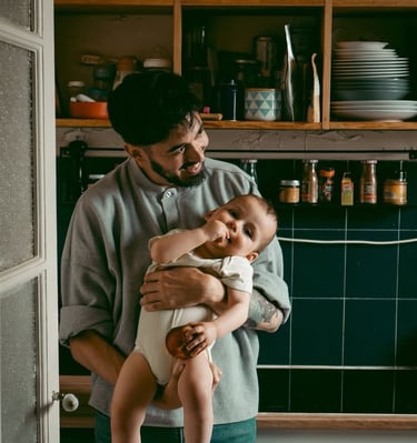 papa avec bébé dans ses bras