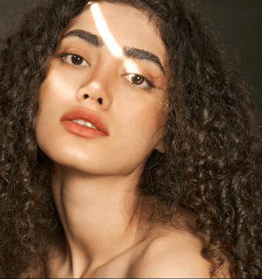 Expert eyebrow shaping and tinting by mobile beautician in Leeds