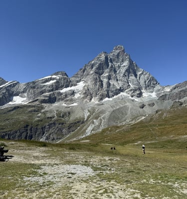 Matterhorn o Cervino, icono para cualquier alpinista, montaña de Alpes de 4.478m. Foto arista Leone
