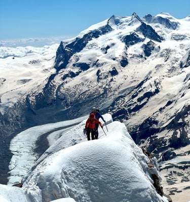 Matterhorn o Cervino, icono para cualquier alpinista, montaña de Alpes de 4.478m. Foto cumbre