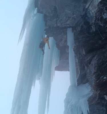 Escalada en hielo en Pirineos, cascada Frigo dedo en Formigal